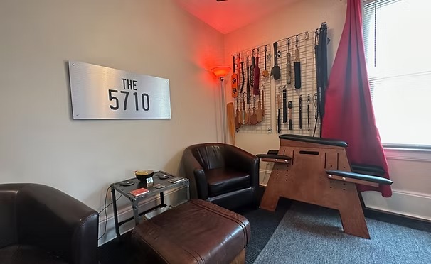 The 5710 lounge with impact toy wall